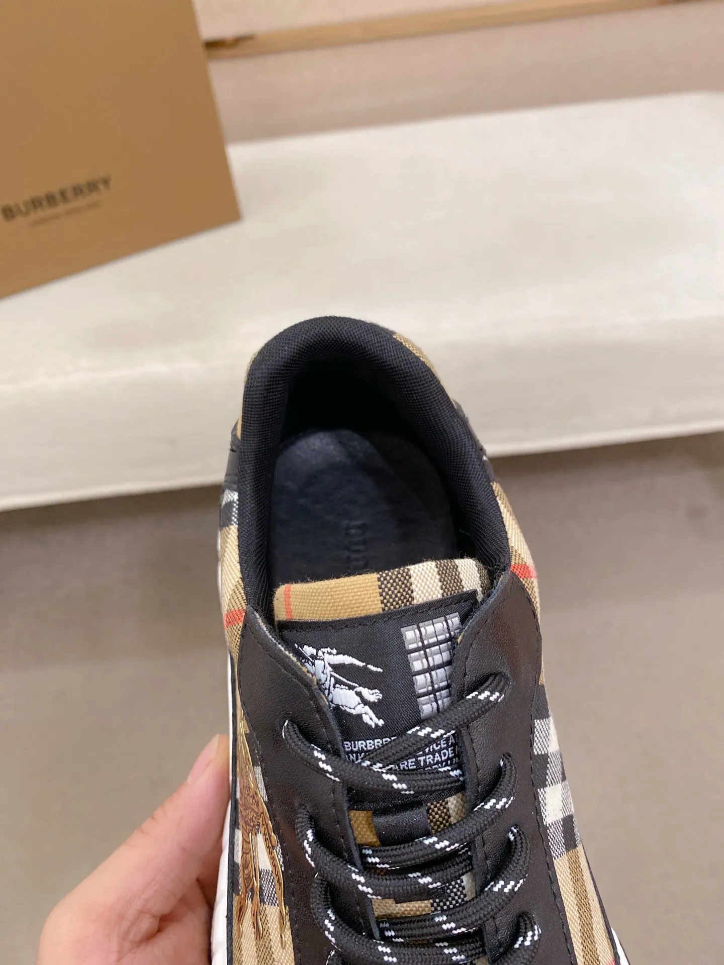 Men's shoes: 442💰🇮🇹🇮🇹The counters are synchronized with BURBERRY's top purchasing agents🔍🔍Synchronized sales. Positive code number: 38-44 Italian imported first-layer cowhide leather with fabric. Fully imported sheepskin lining, sole: the original sole is specially provided by the original factory, the exclusive movable molded sole is super comfortable, the original factory follows the order, 🔍🔍high quality, you can go in and out of the counter at will, welcome to compare. Can be customized. 45 non-refundable